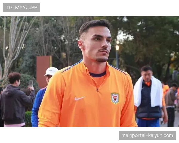 泰山阿尔瓦罗单刀封堵关键 防守选位与预判能力出众